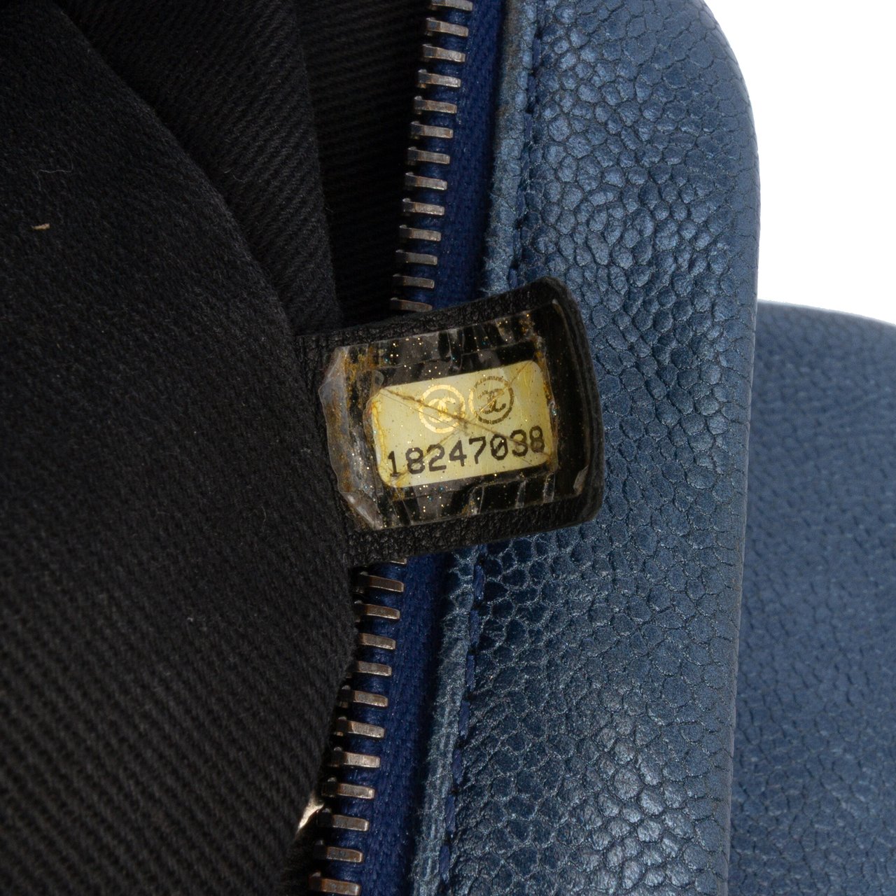 Chanel Jumbo Quilted Iridescent Caviar Easy Flap Blauw