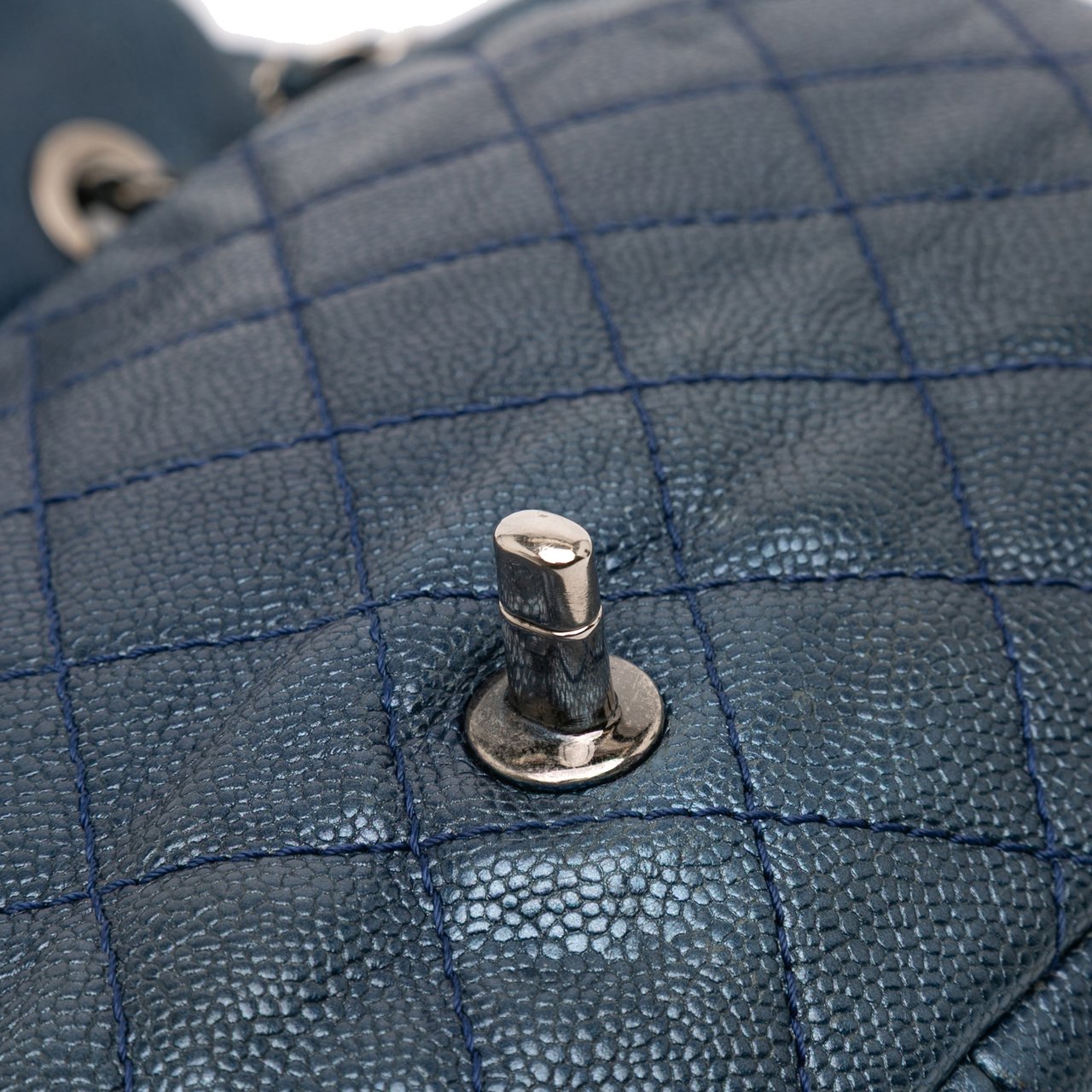 Chanel Jumbo Quilted Iridescent Caviar Easy Flap Blauw