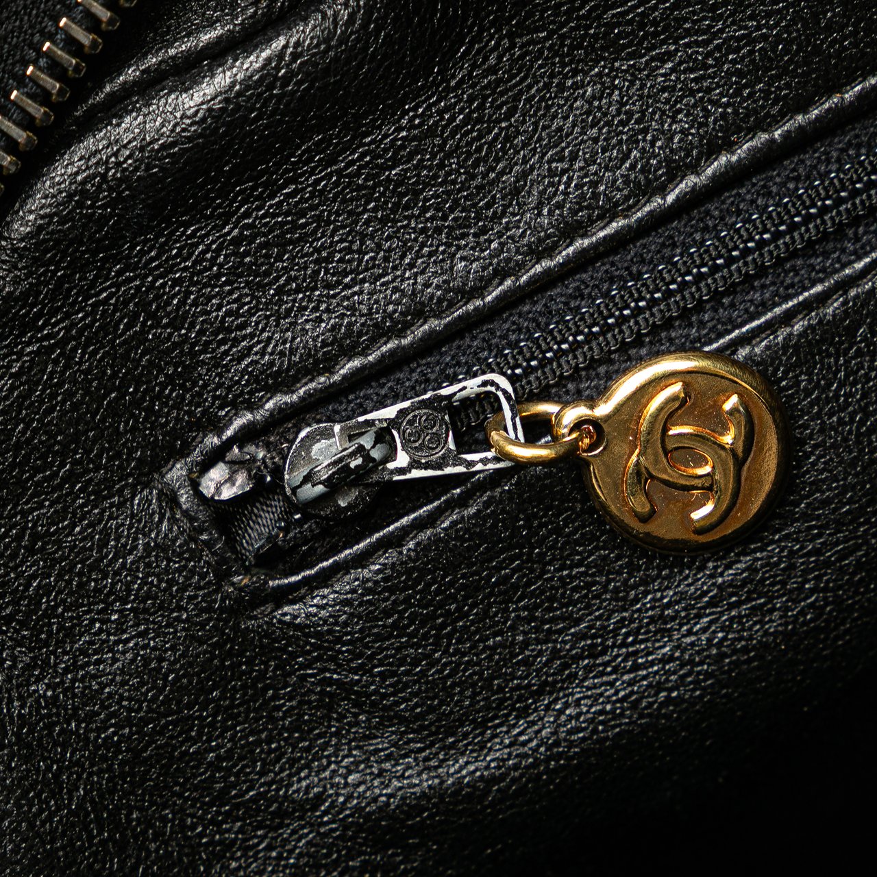 Chanel CC Lambskin Flap Tassel Crossbody Zwart