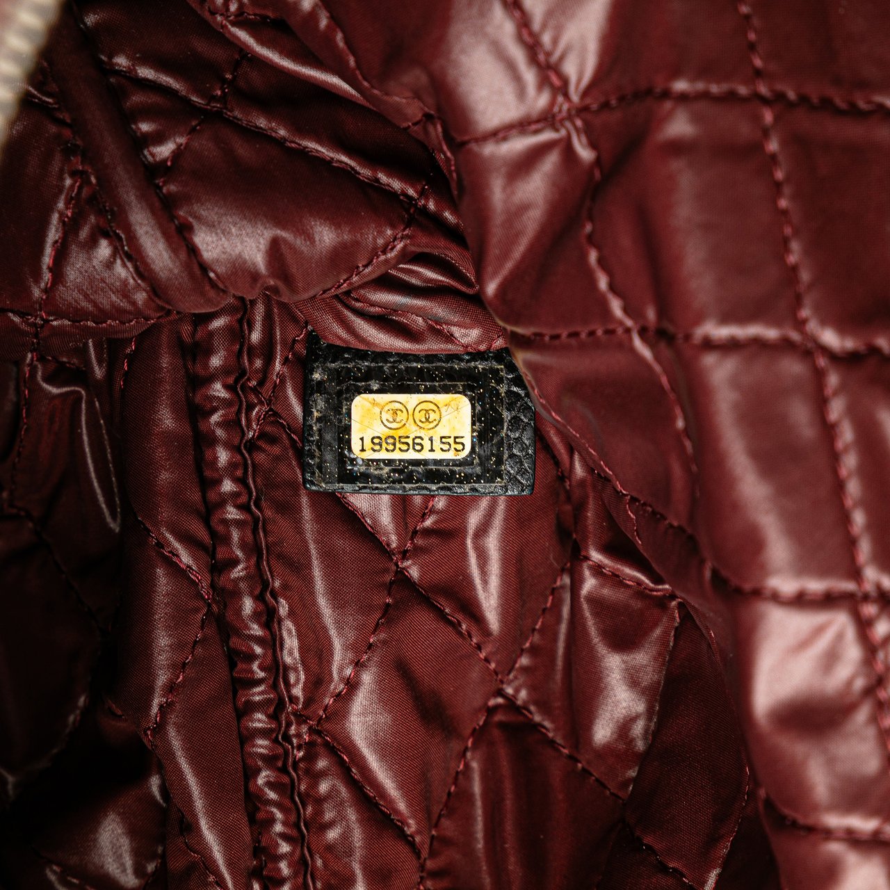 Chanel Large Quilted Caviar O Case Clutch Zwart