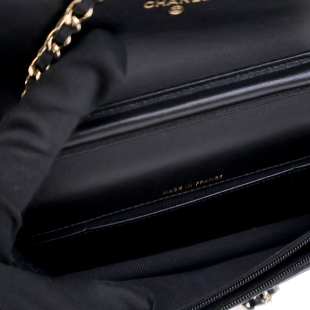 Chanel Quilted Lambskin and Patent Flap Phone Holder Zwart