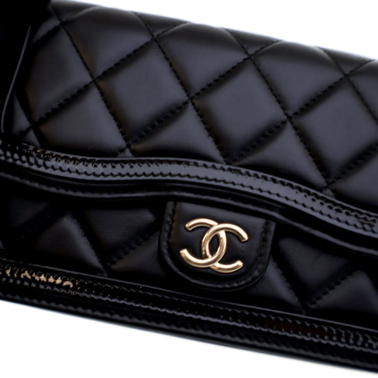 Chanel Quilted Lambskin and Patent Flap Phone Holder Zwart