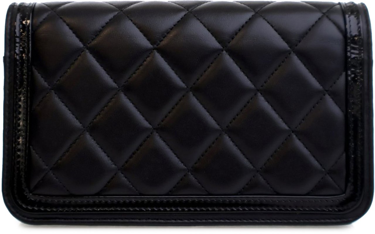 Chanel Quilted Lambskin and Patent Flap Phone Holder Zwart