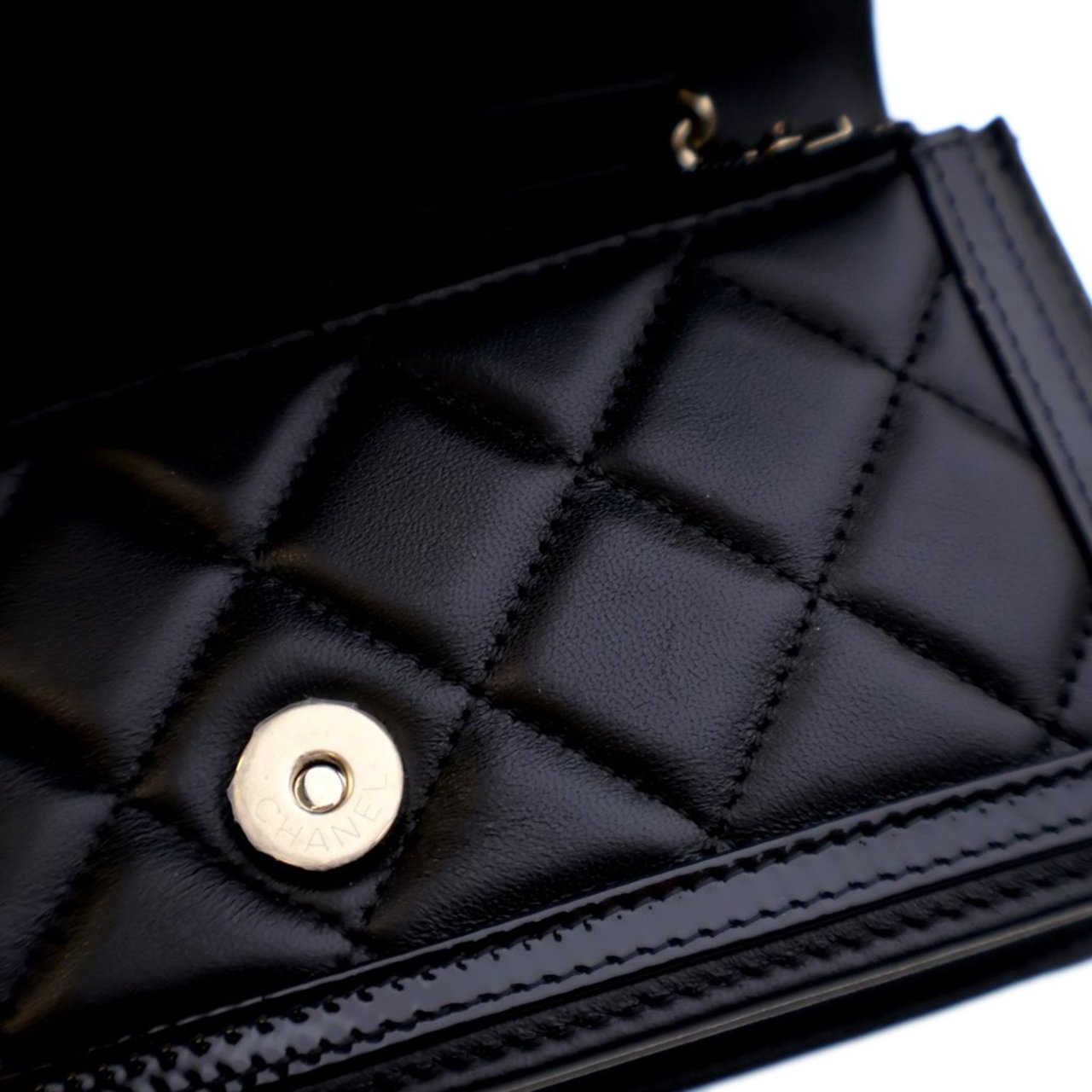 Chanel Quilted Lambskin and Patent Flap Phone Holder Zwart