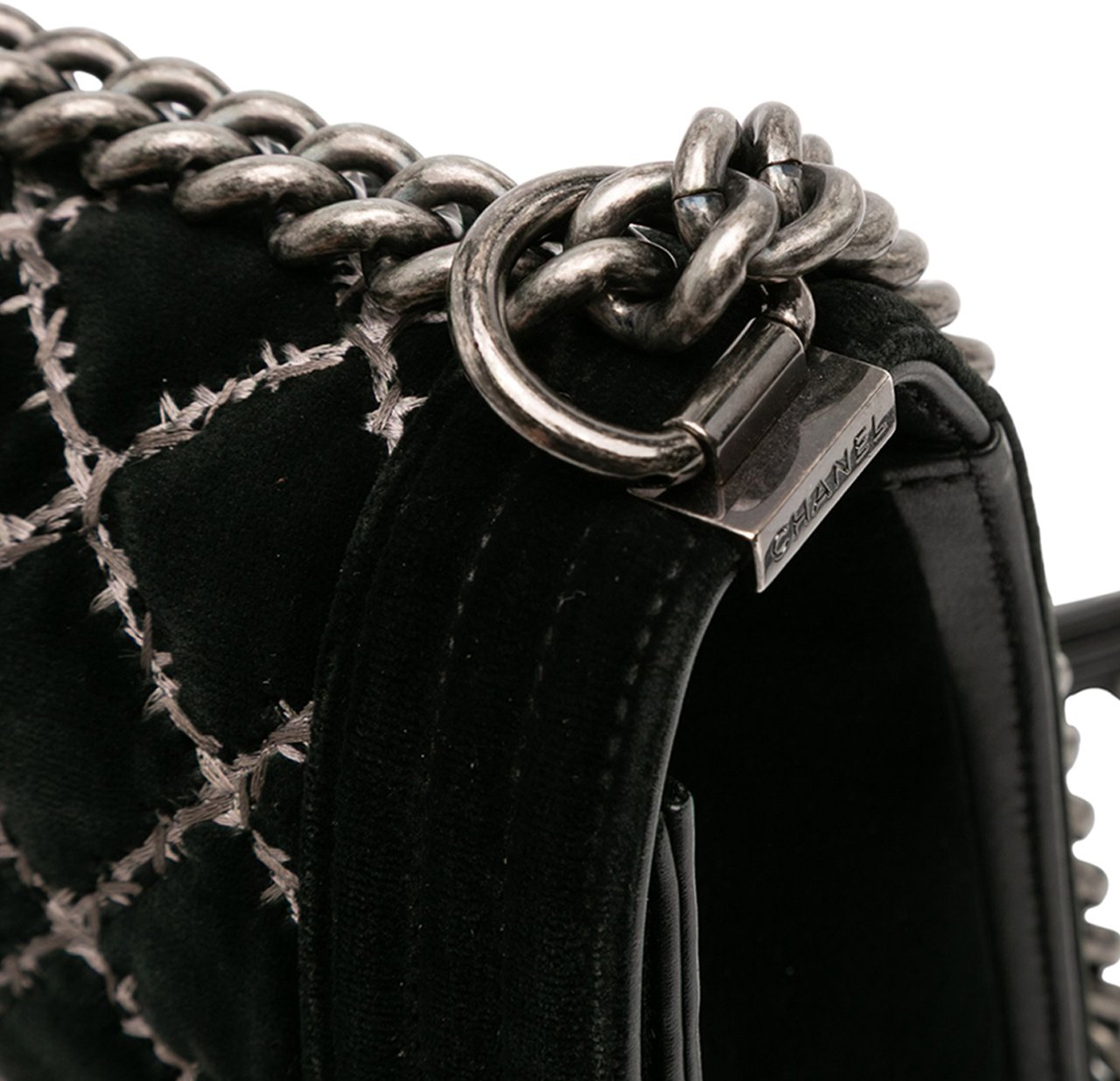 Chanel Medium Quilted Velvet Wild Stitch Boy Flap Zwart