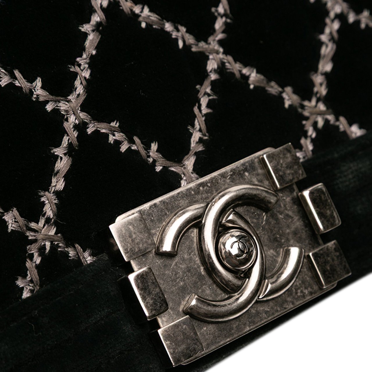 Chanel Medium Quilted Velvet Wild Stitch Boy Flap Zwart