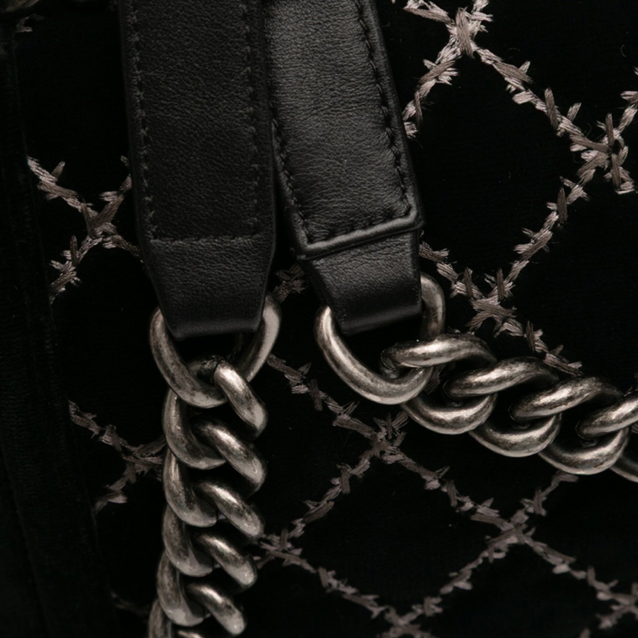 Chanel Medium Quilted Velvet Wild Stitch Boy Flap Zwart
