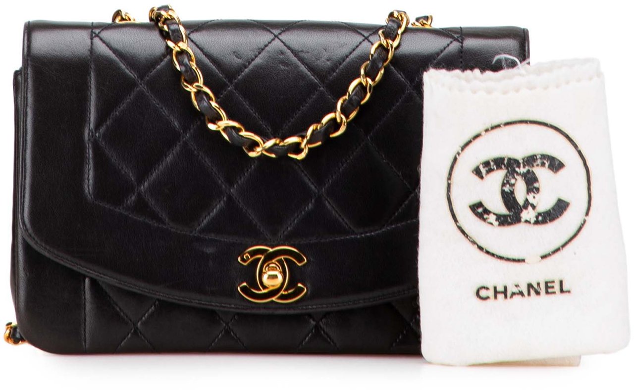 Chanel Small Lambskin Diana Flap Zwart