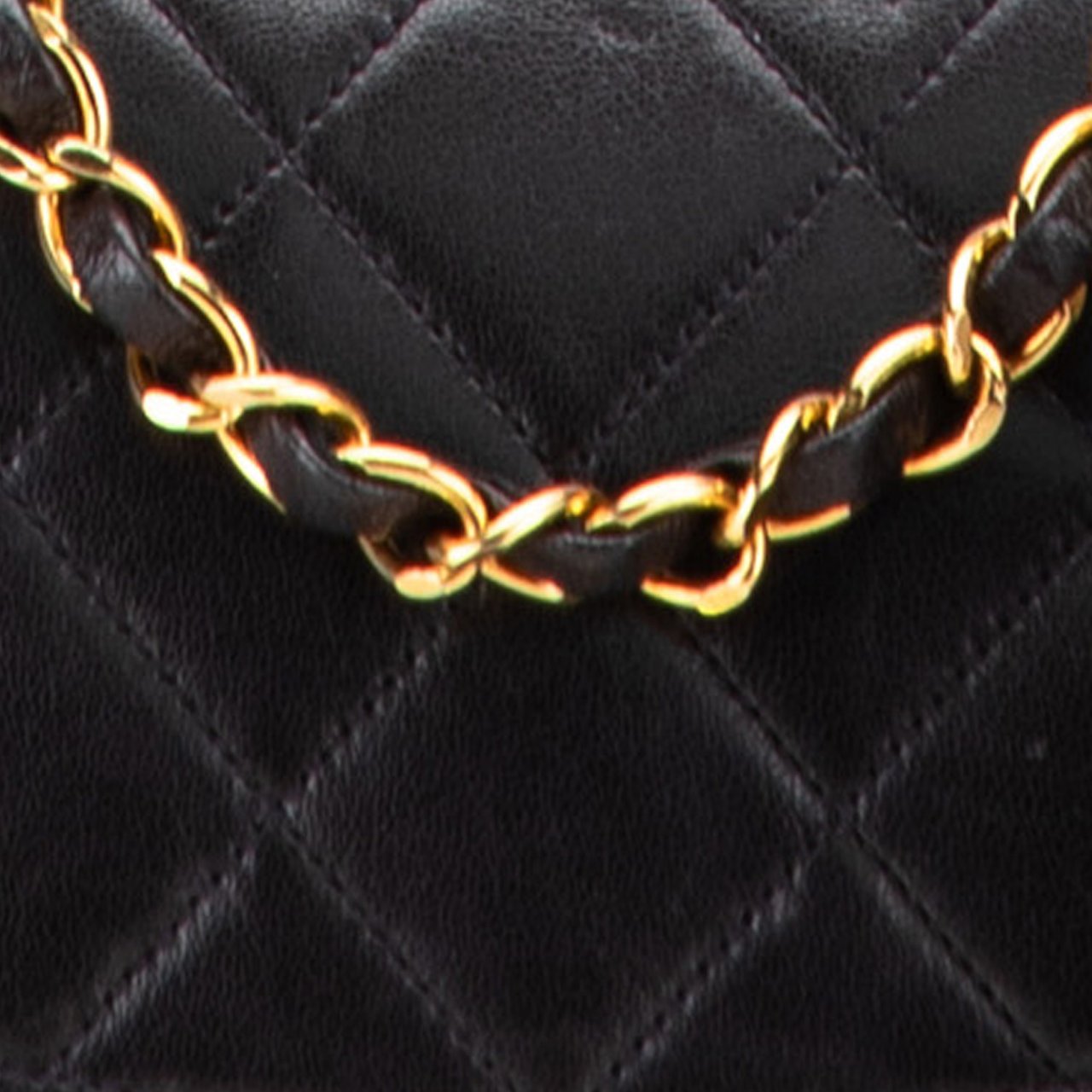 Chanel Small Lambskin Diana Flap Zwart