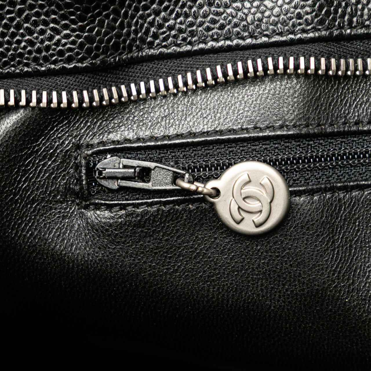 Chanel Caviar Medallion Tote Zwart