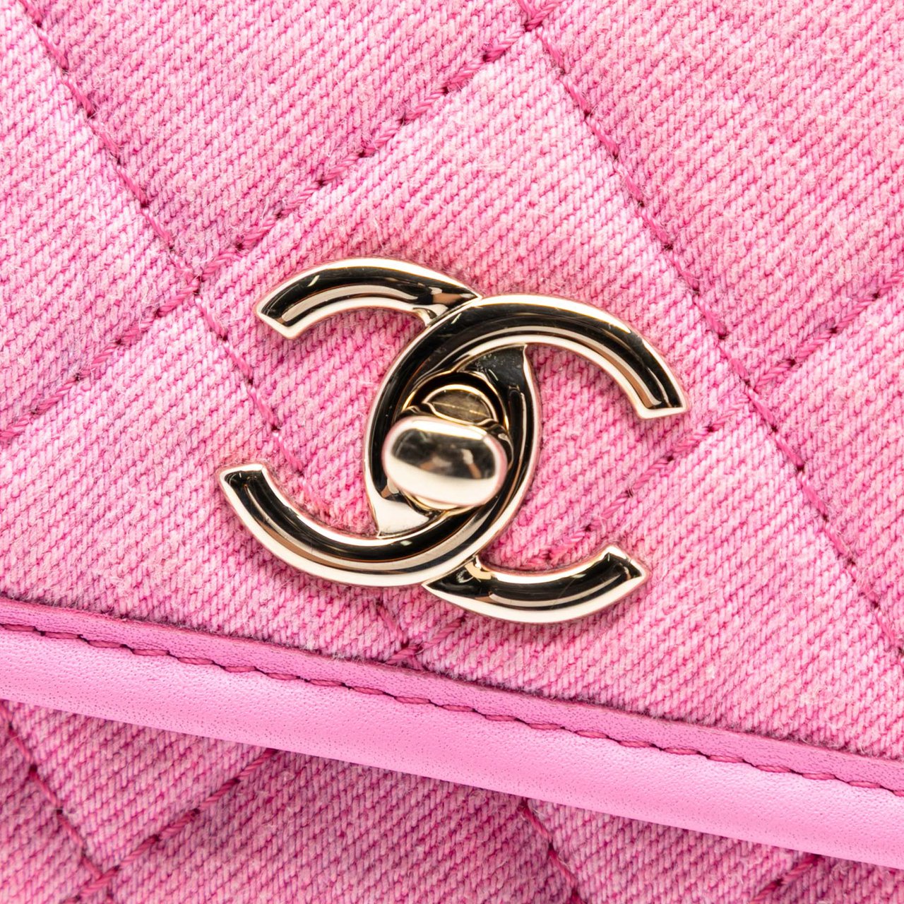 Chanel Small CC Quilted Denim Messenger Flap Roze