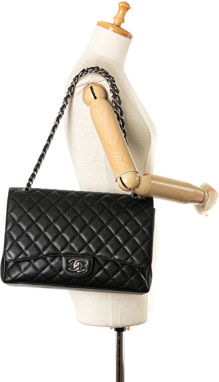 Chanel Maxi Classic Caviar Double Flap Zwart