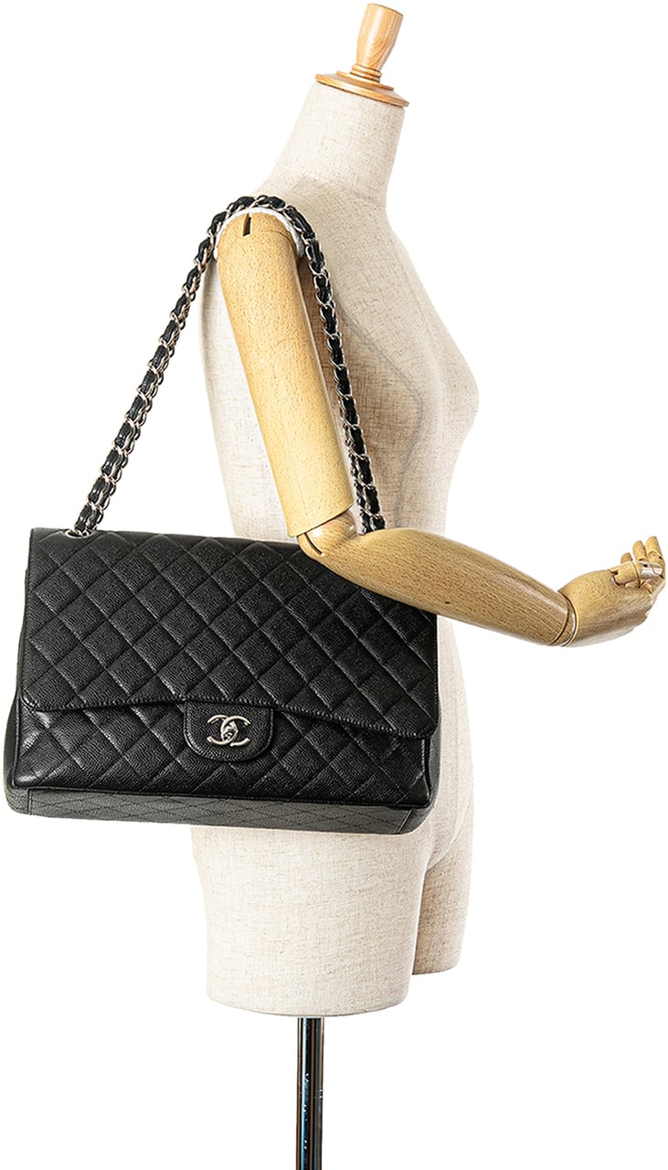 Chanel Maxi Classic Caviar Single Flap Zwart