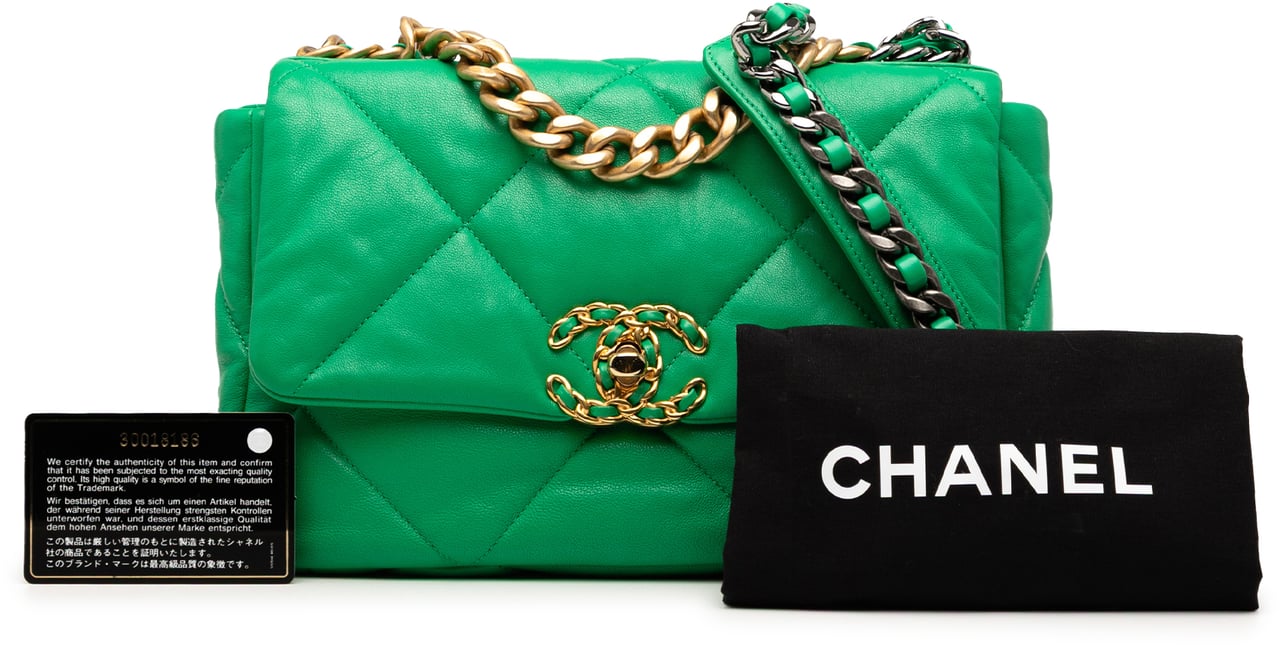 Chanel Medium Lambskin 19 Flap Groen
