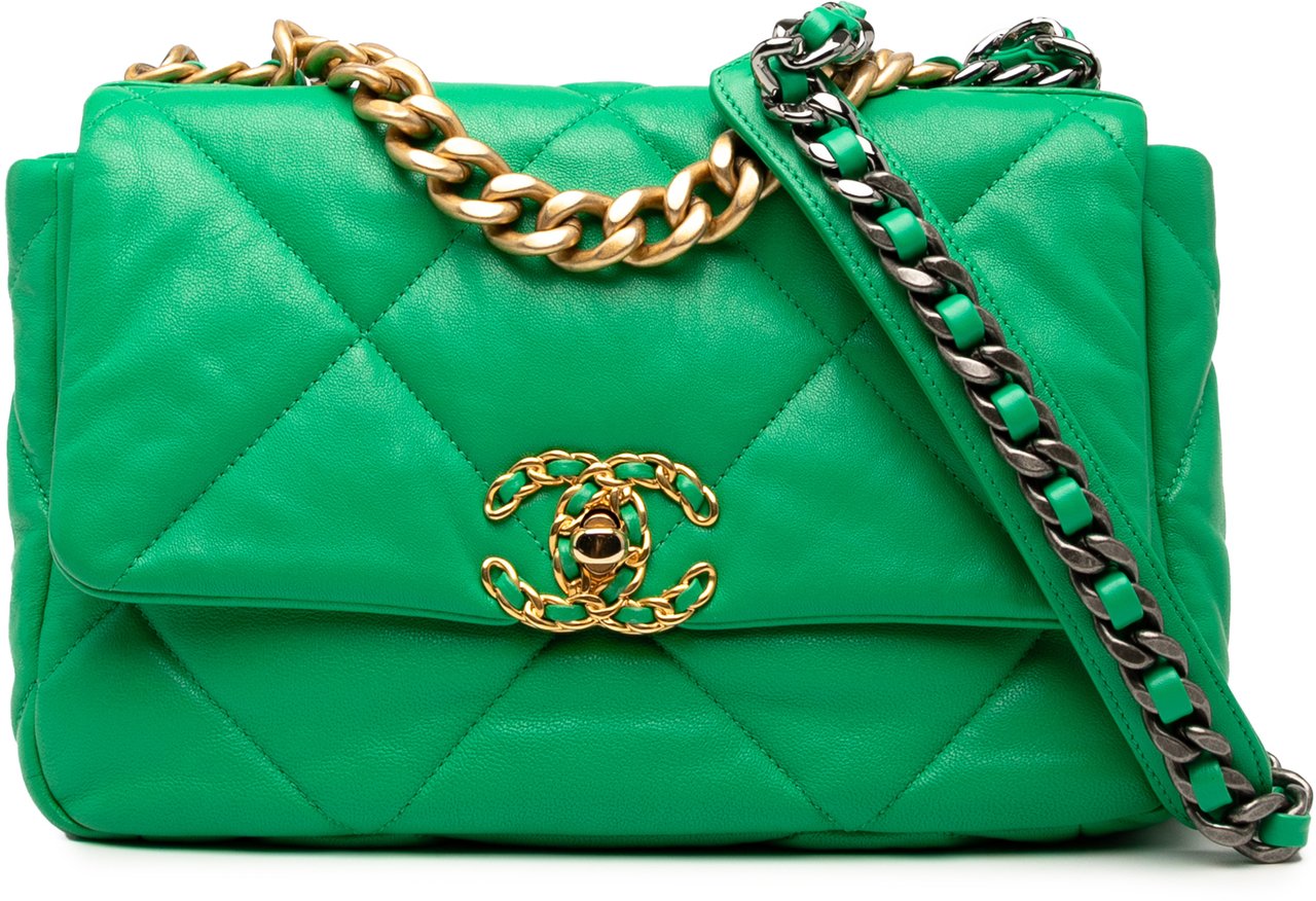 Chanel Medium Lambskin 19 Flap Groen