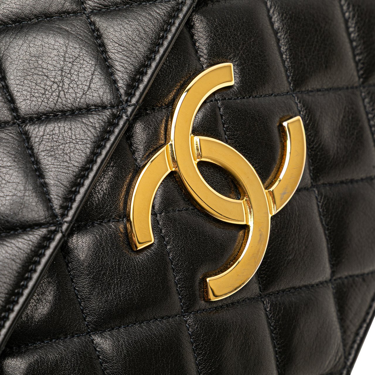 Chanel Jumbo XL Quilted Lambskin Clutch With Chain Blauw