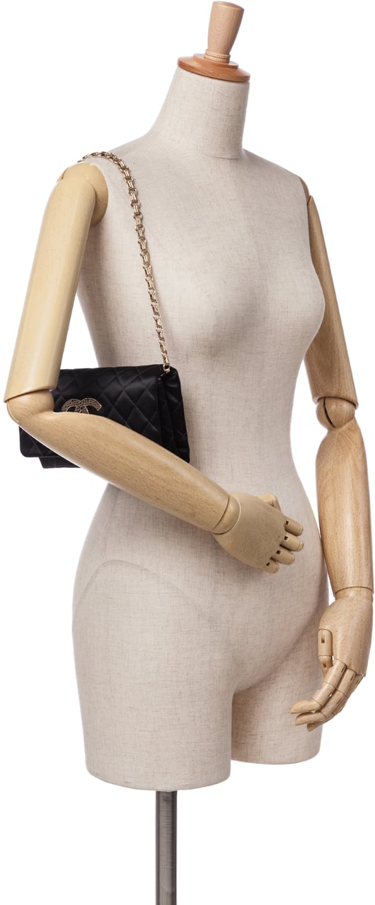 Chanel CC Quilted Satin Butterfly Chain Clutch Zwart