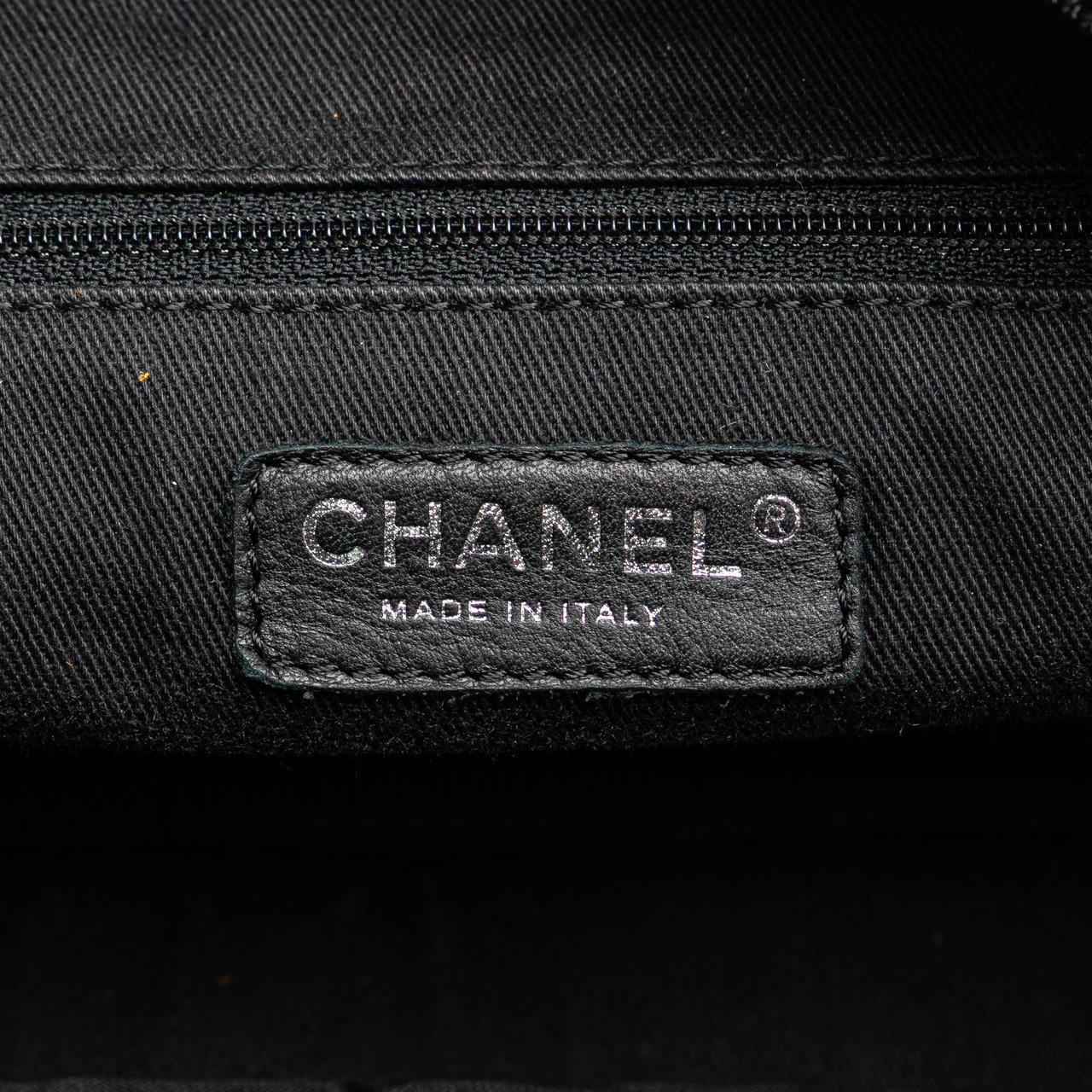 Chanel Paris New York Quilted Nylon Duffle Handbag Zwart