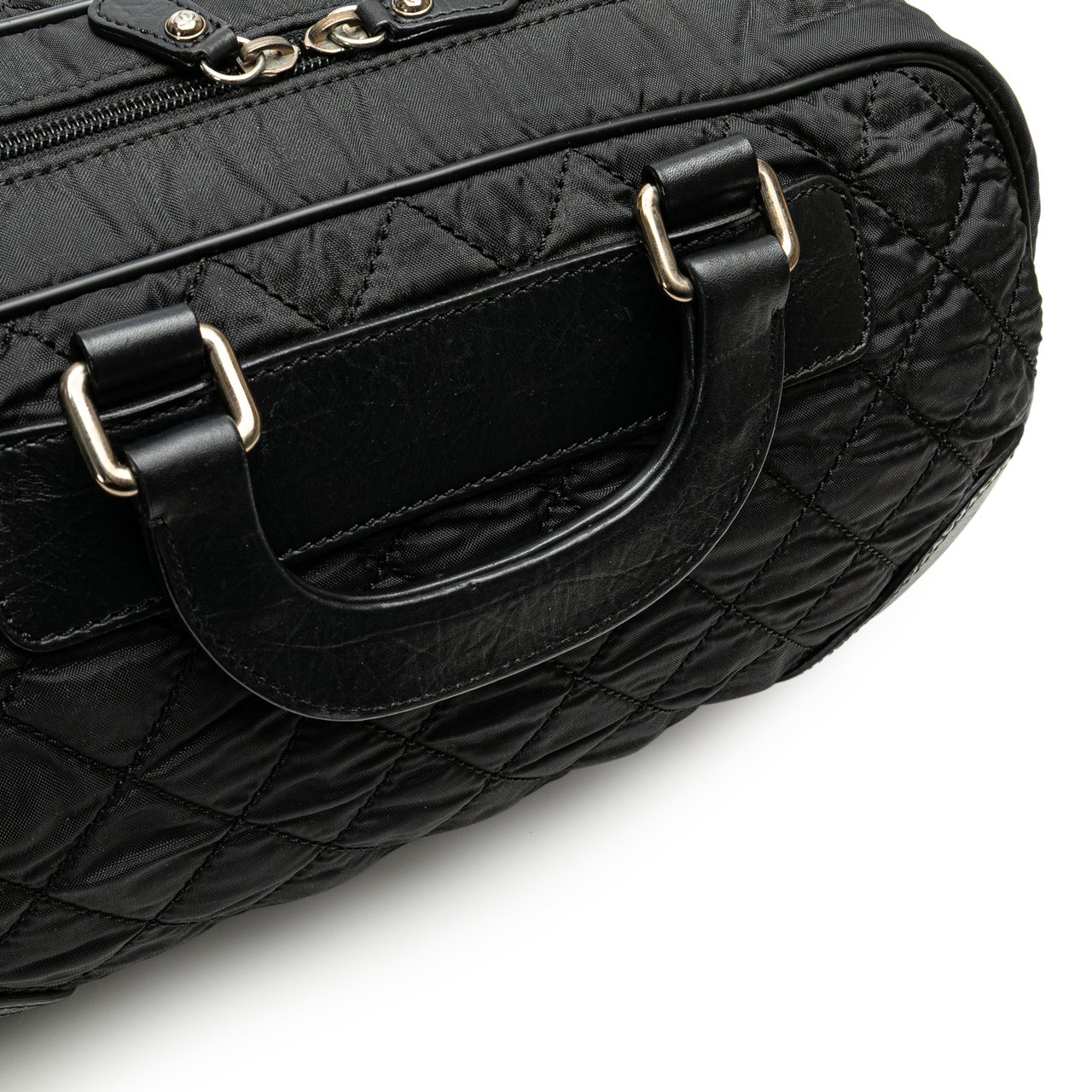 Chanel Paris New York Quilted Nylon Duffle Handbag Zwart