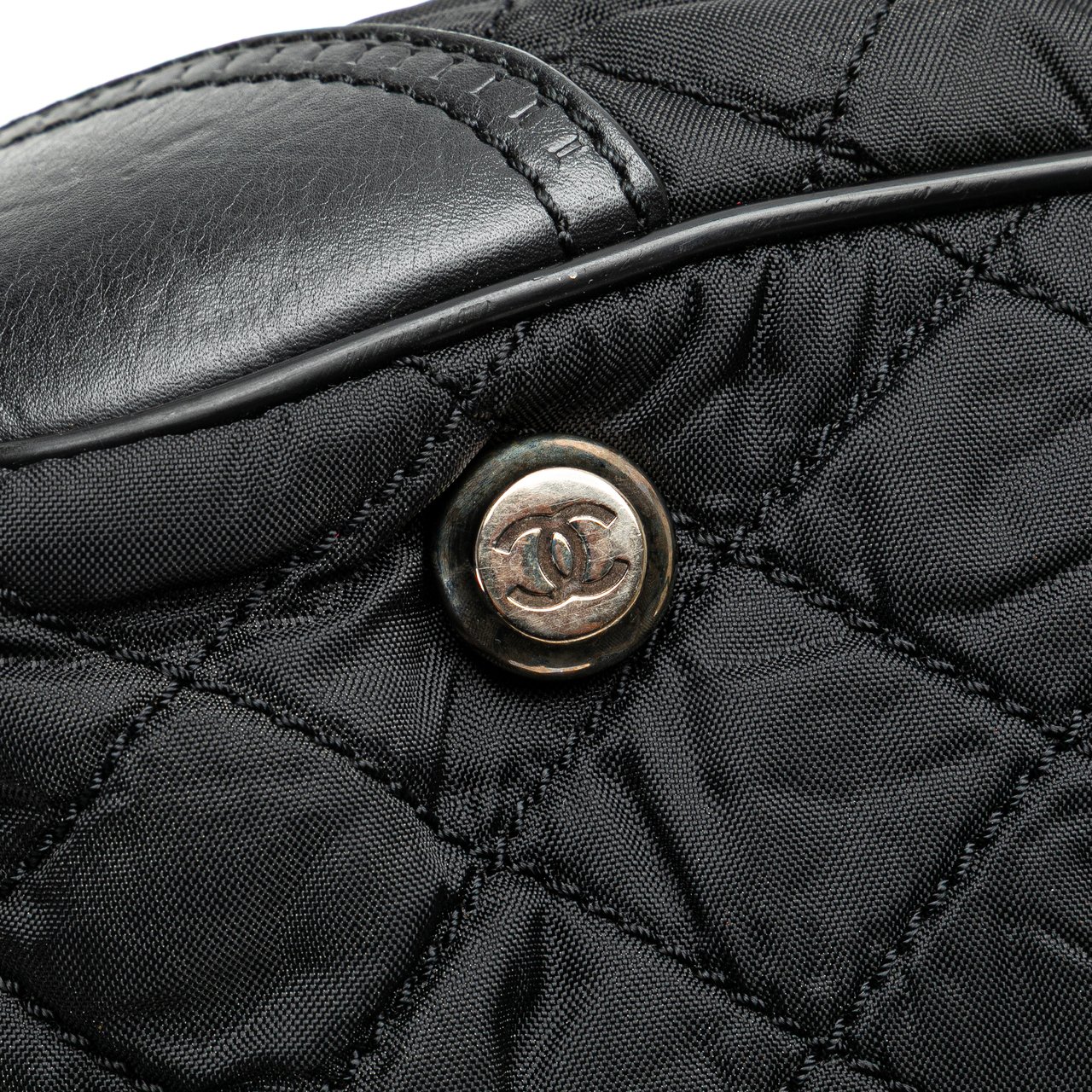 Chanel Paris New York Quilted Nylon Duffle Handbag Zwart