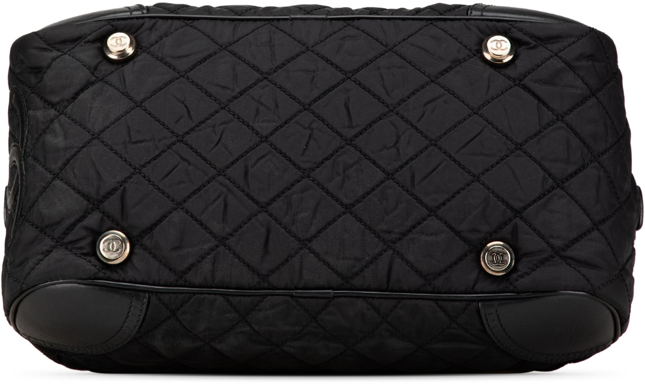 Chanel Paris New York Quilted Nylon Duffle Handbag Zwart