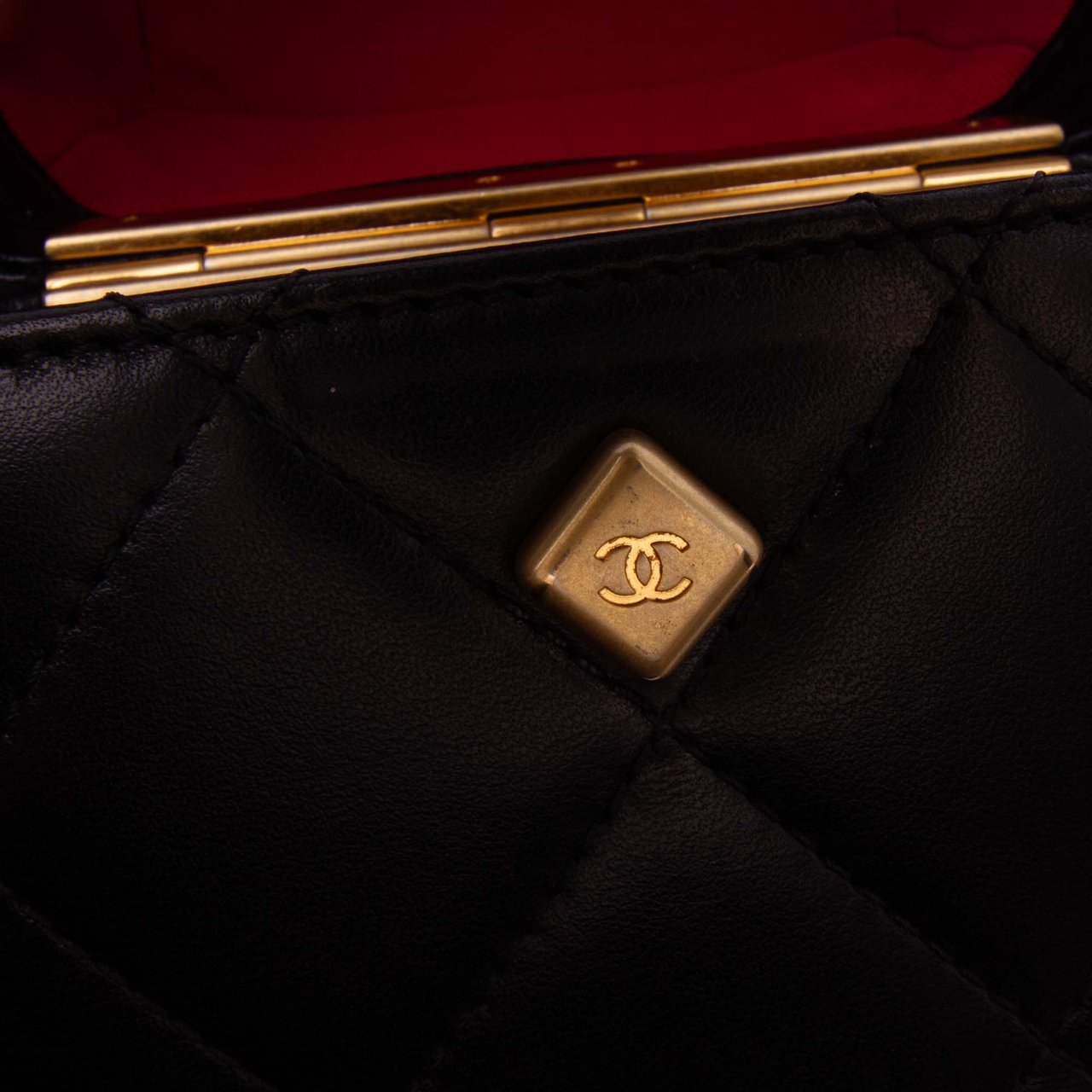 Chanel Mini Quilted Lambskin Diamond Lock Phone Holder Zwart