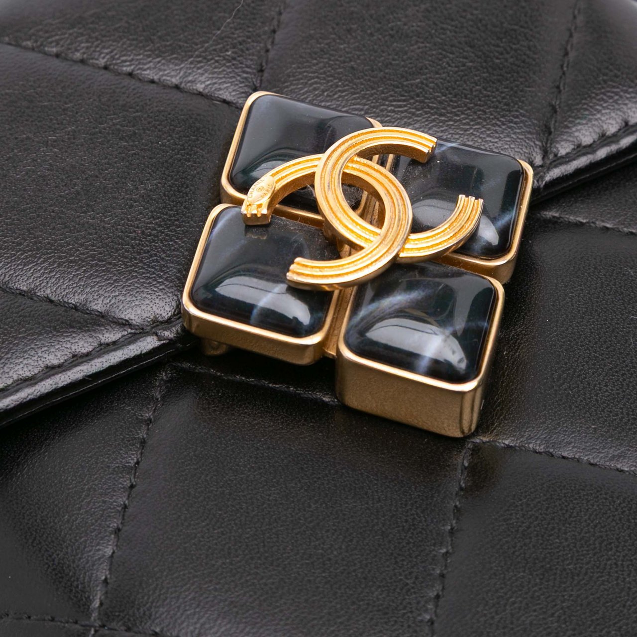 Chanel Mini Quilted Lambskin Diamond Lock Phone Holder Zwart