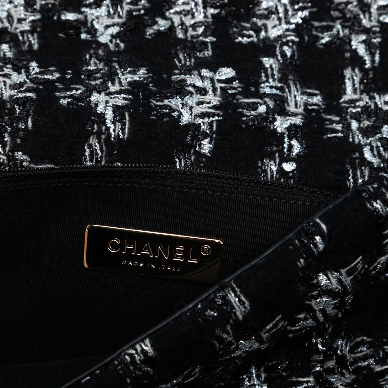 Chanel Medium Tweed 19 Flap Zwart