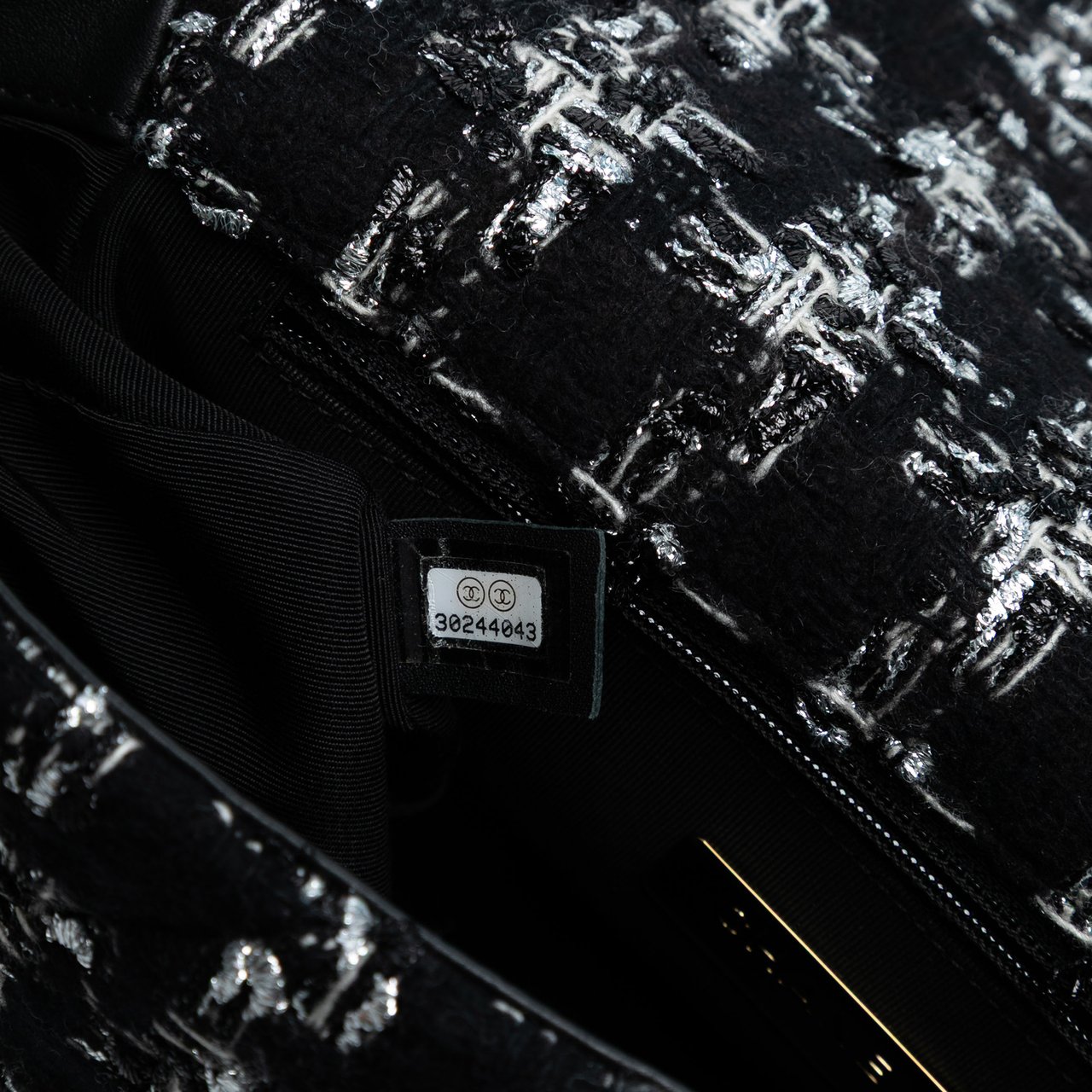 Chanel Medium Tweed 19 Flap Zwart