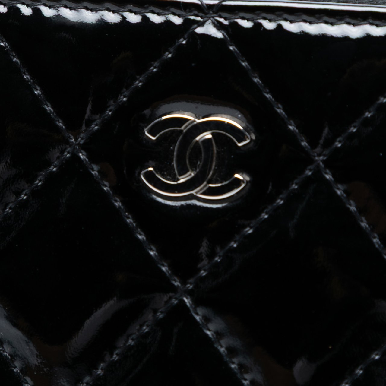 Chanel Medium Quilted Patent O Case Clutch Zwart
