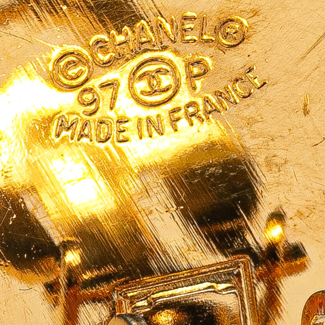 Chanel Gold Plated and Resin CC Round Clip On Earrings Geel