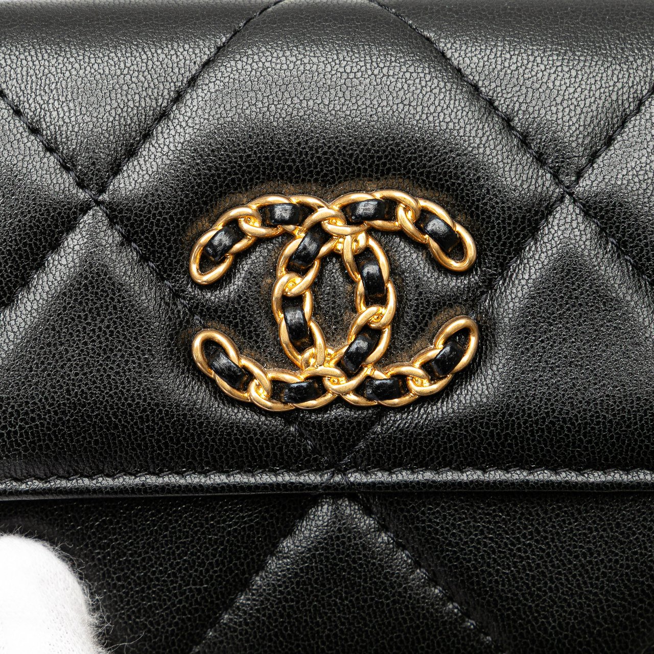 Chanel Quilted Lambskin Chanel 19 Card Holder On Chain Zwart