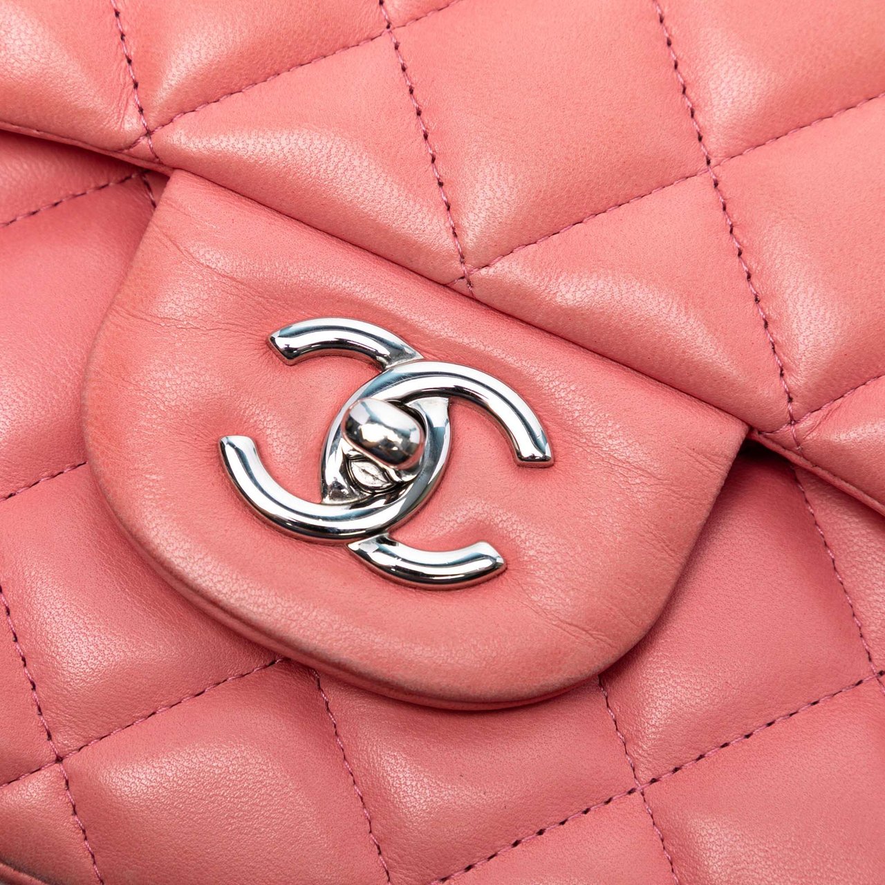 Chanel Jumbo Classic Lambskin Double Flap Roze