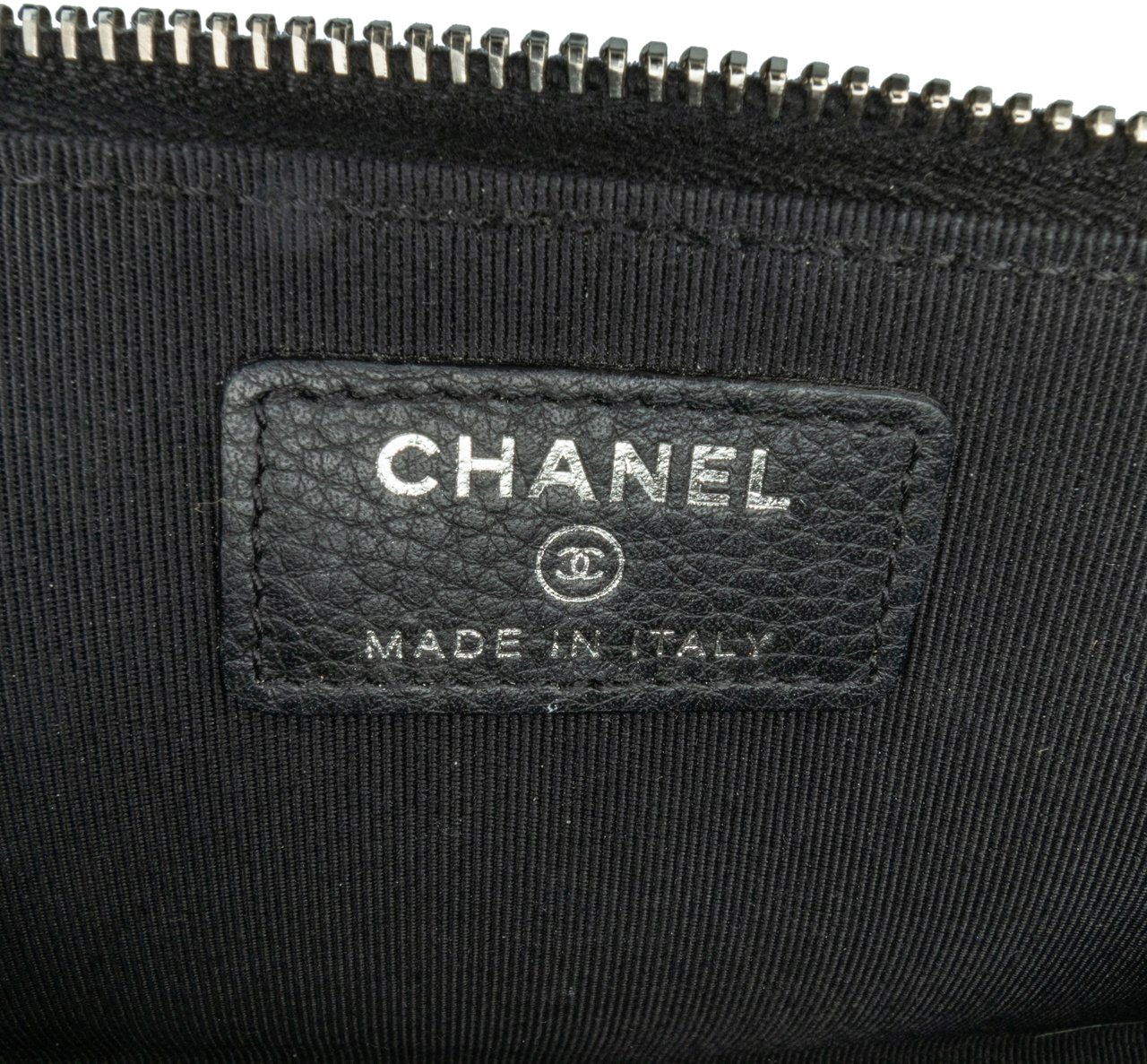 Chanel Bull Leather Studded Zip Wallet Zwart