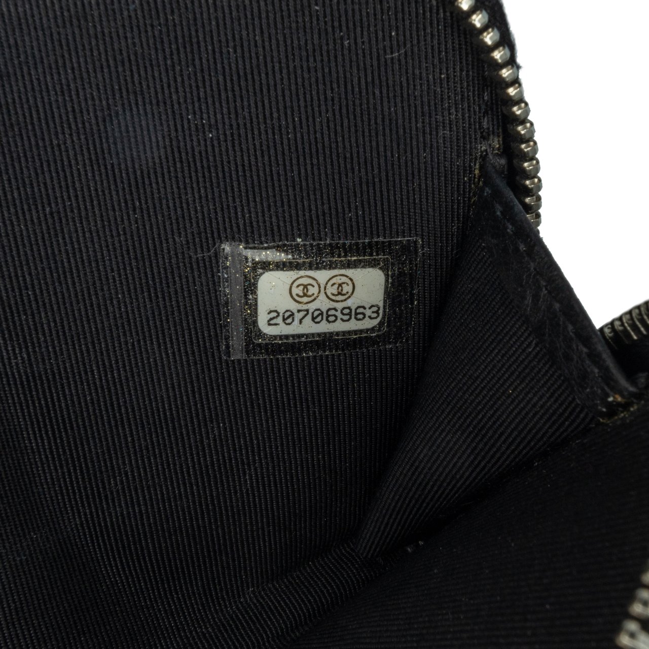 Chanel Bull Leather Studded Zip Wallet Zwart