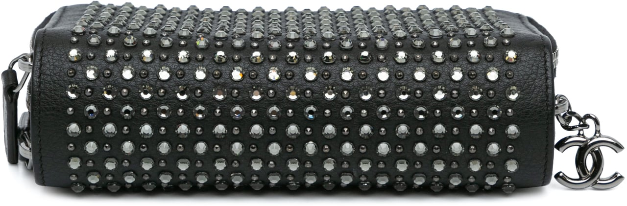Chanel Bull Leather Studded Zip Wallet Zwart