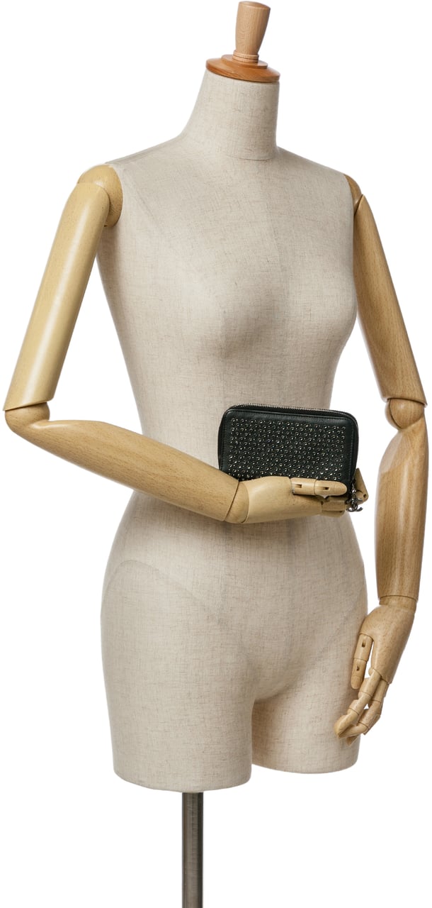 Chanel Bull Leather Studded Zip Wallet Zwart