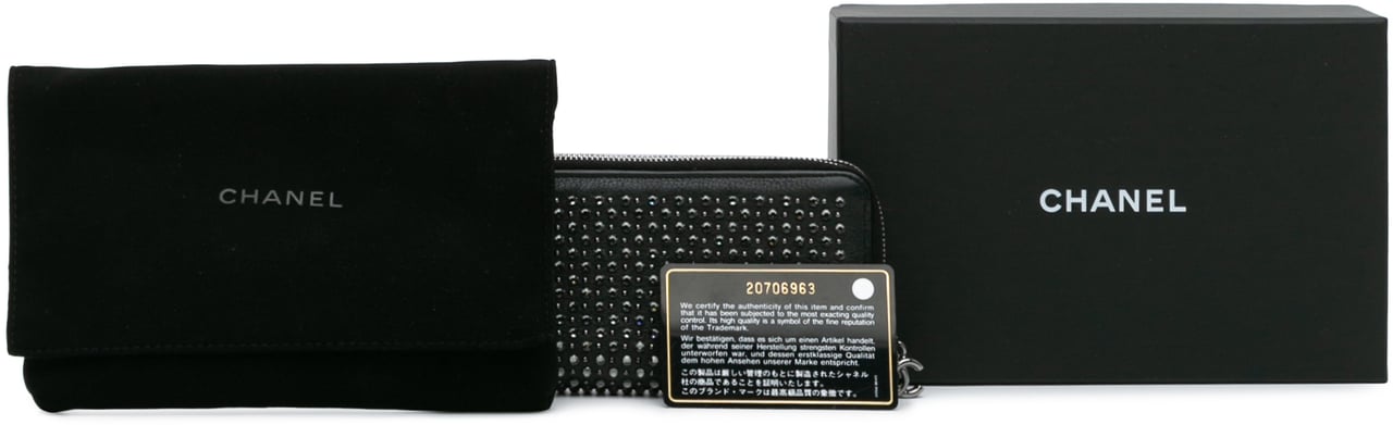 Chanel Bull Leather Studded Zip Wallet Zwart
