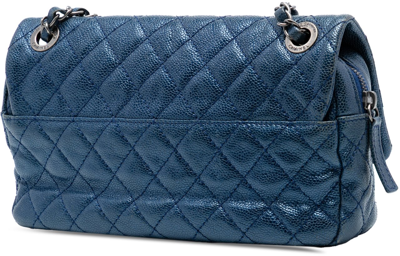 Chanel Medium Quilted Iridescent Caviar Easy Flap Blauw