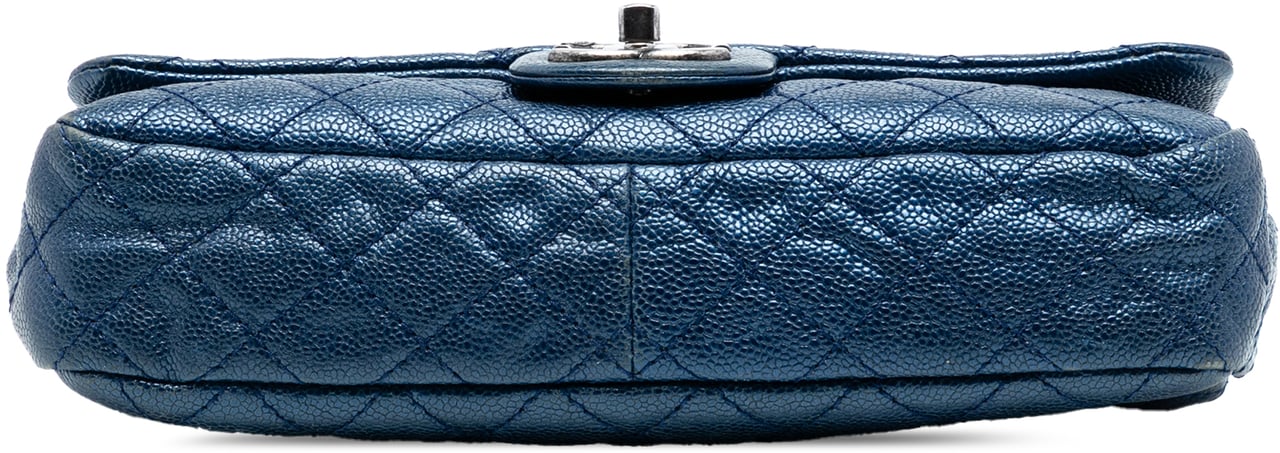 Chanel Medium Quilted Iridescent Caviar Easy Flap Blauw