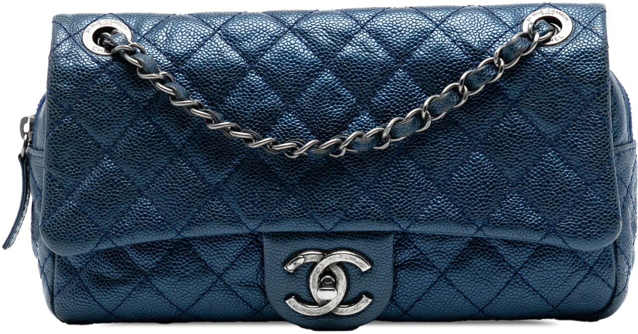 Chanel Medium Quilted Iridescent Caviar Easy Flap Blauw