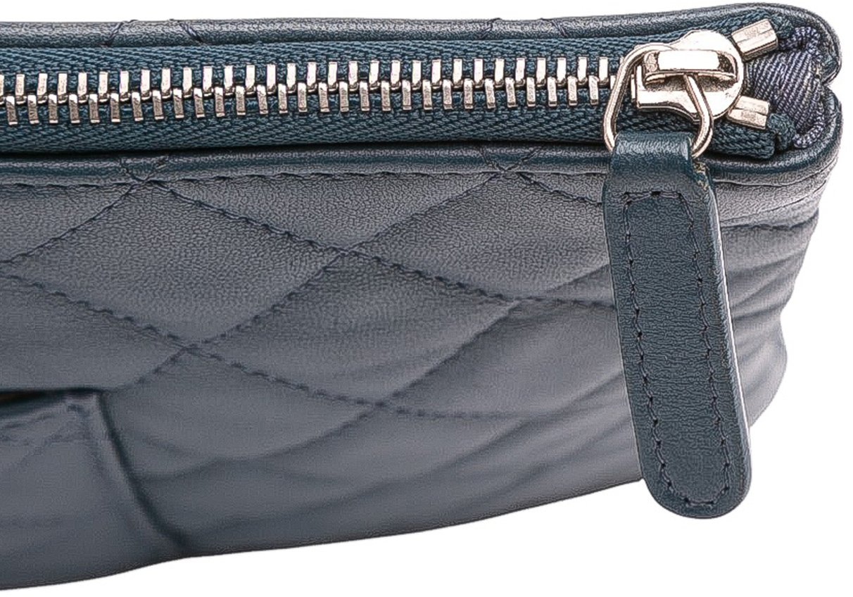 Chanel Large Quilted Lambskin O Case Clutch Blauw