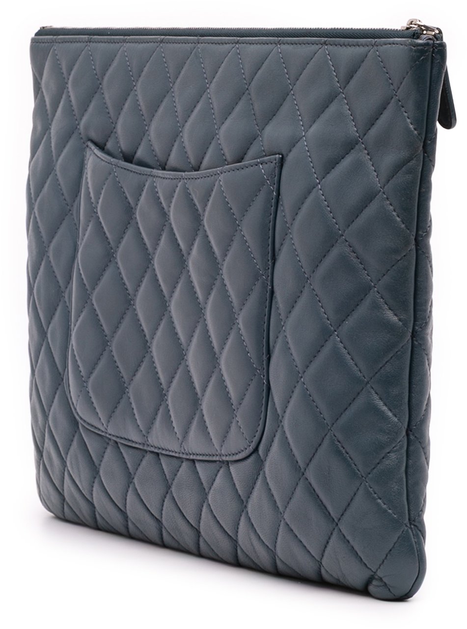 Chanel Large Quilted Lambskin O Case Clutch Blauw