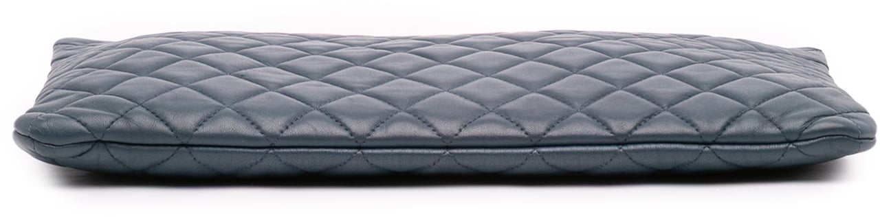 Chanel Large Quilted Lambskin O Case Clutch Blauw