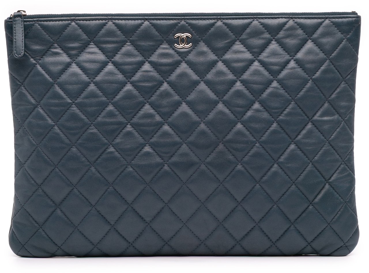 Chanel Large Quilted Lambskin O Case Clutch Blauw