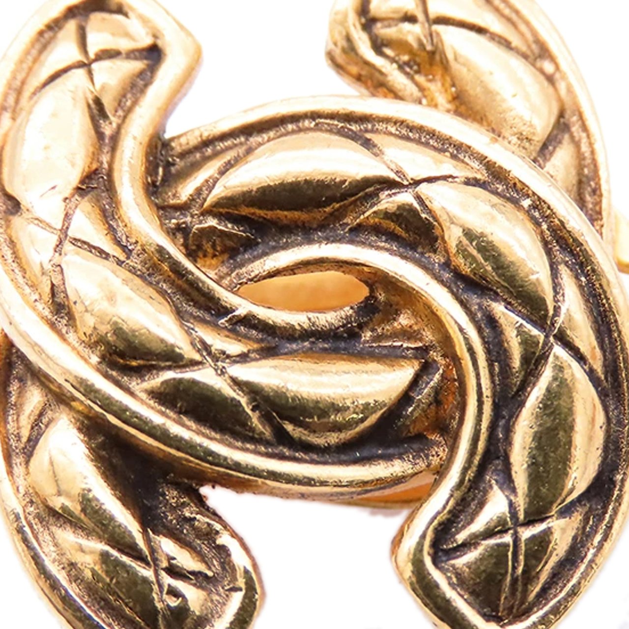 Chanel CC Gold Plated Quilted Clip on Earrings Goud