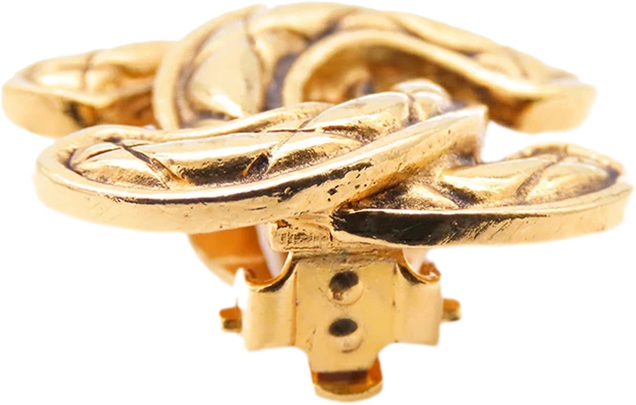 Chanel CC Gold Plated Quilted Clip on Earrings Goud