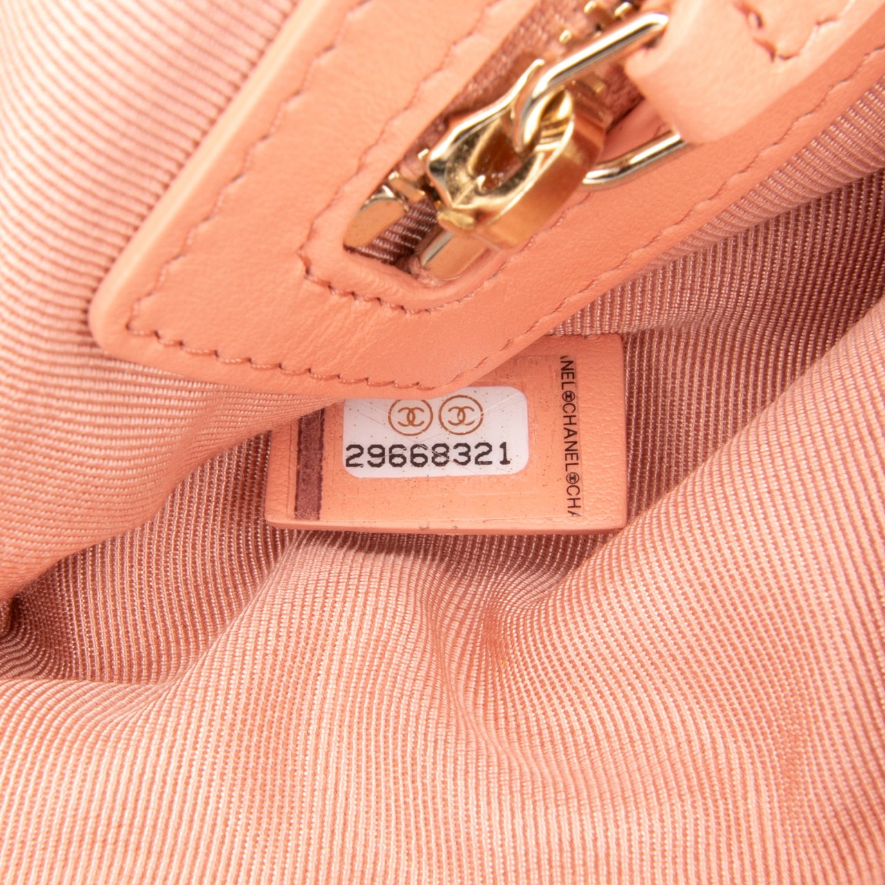 Chanel Medium Tweed Deauville O Case Roze