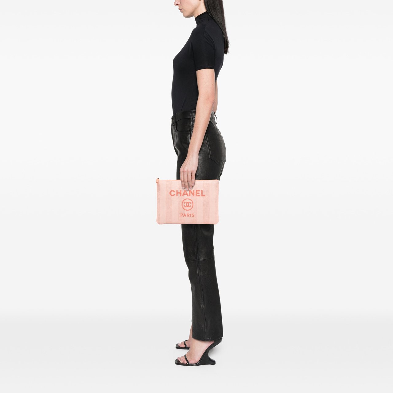 Chanel Medium Tweed Deauville O Case Roze