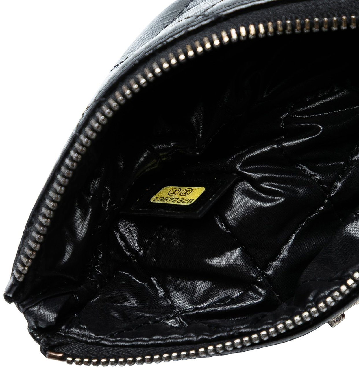 Chanel CC Quilted Patent Pouch Zwart